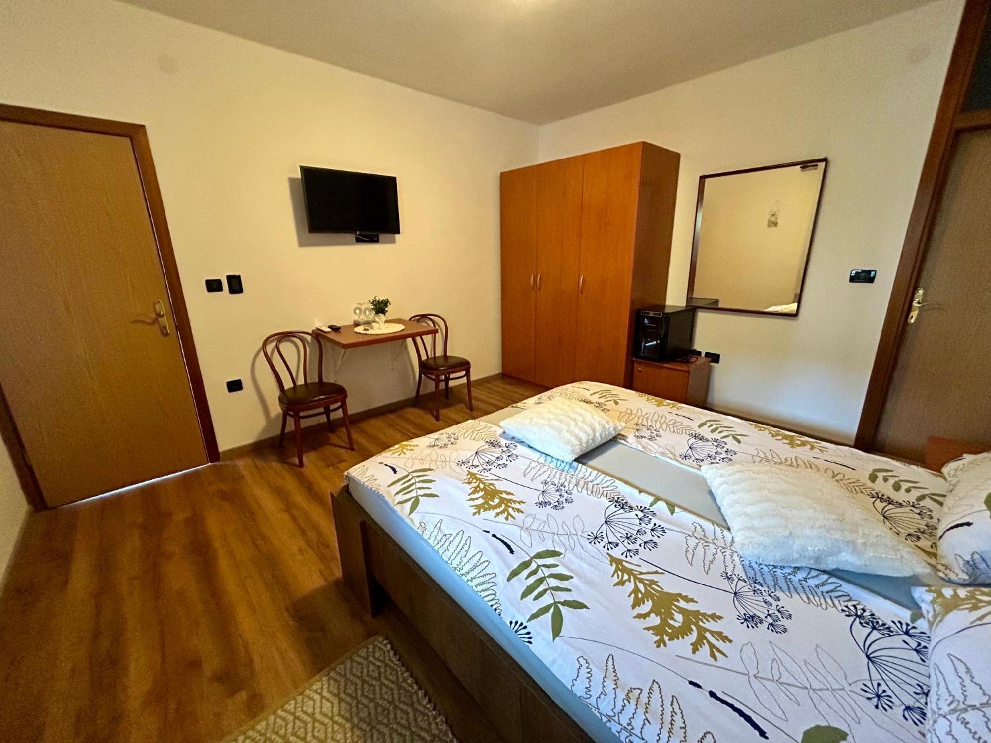 Guest House Casa Mia - Rooms & Apartments Ровинь Экстерьер фото