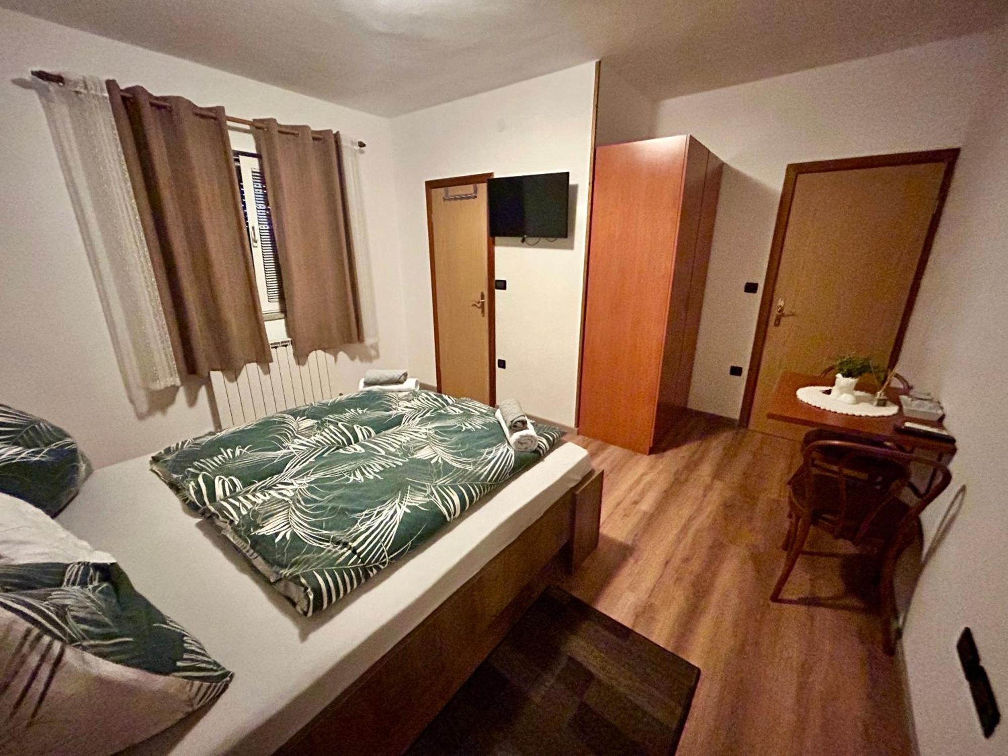 Guest House Casa Mia - Rooms & Apartments Ровинь Экстерьер фото