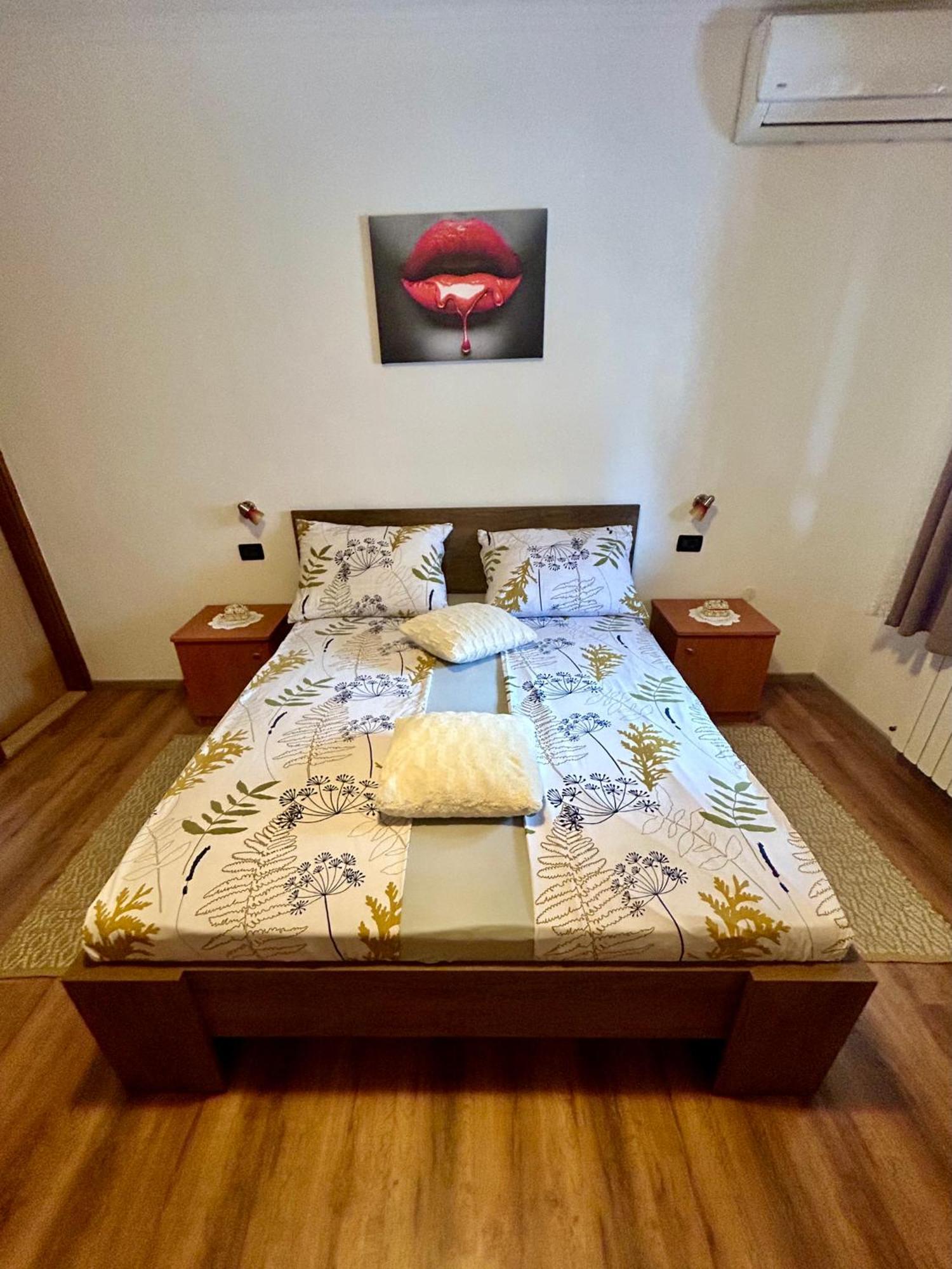Guest House Casa Mia - Rooms & Apartments Ровинь Экстерьер фото